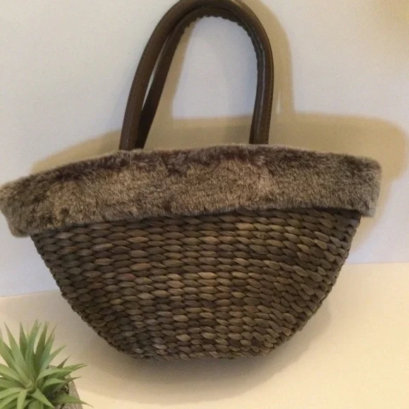 Bath & Body Works Brown Straw Rattan Faux Fur Handbag Tote Nice - Picture 2 of 5
